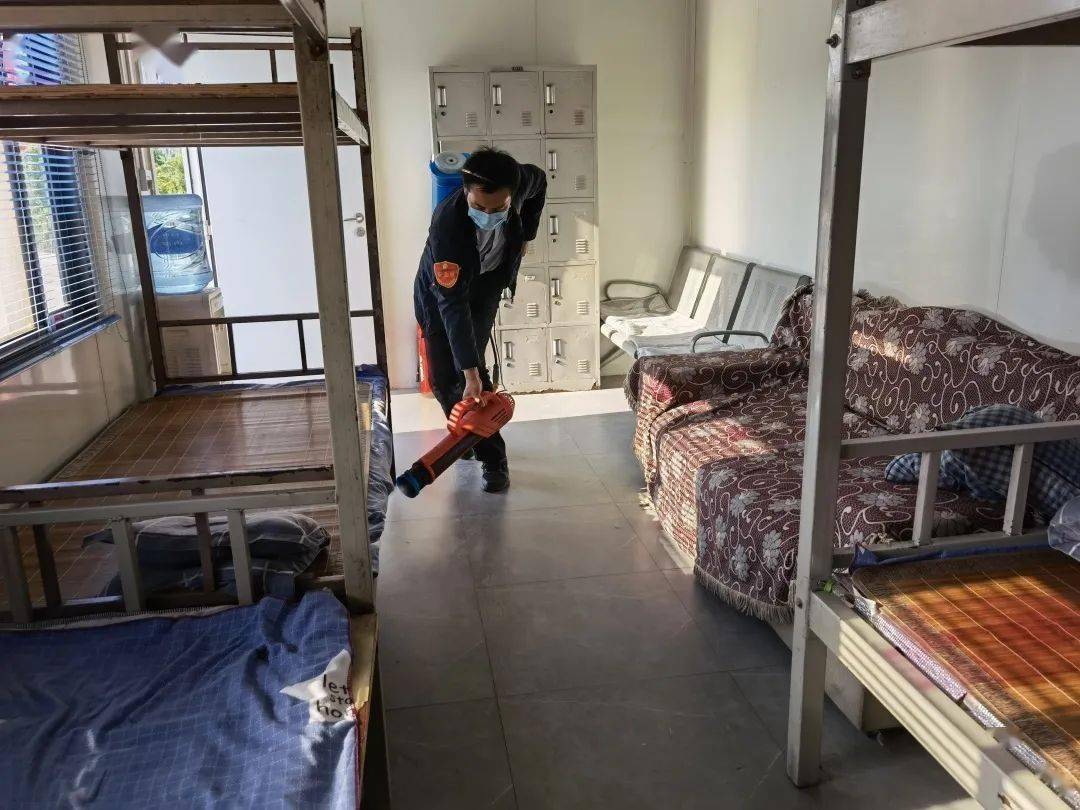 三车队车长对职工休息室进行消杀,确保大家有安全舒适的休息环境.