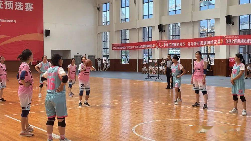 看铿锵玫瑰向梦想投篮写给西乡中学女子篮球队