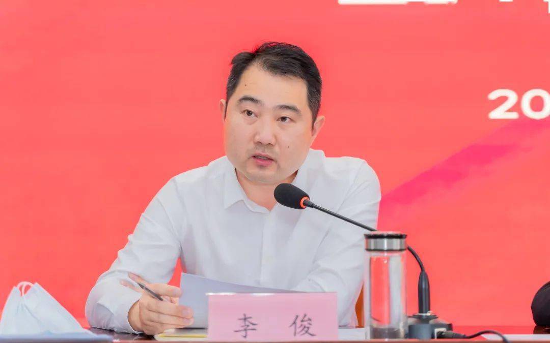 会上,副镇长宋磊,李俊分别就"腾笼换鸟"整治提升工作,全域土地综合