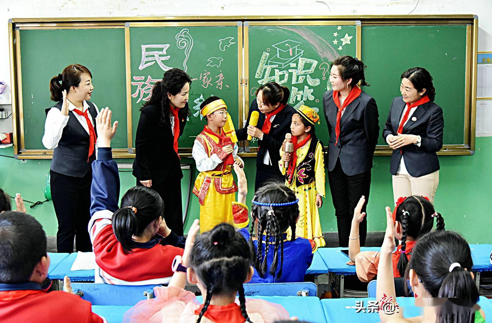 庆城县庆华小学举行民族团结一家亲主题队会_甘肃_李世栋_刘文婷