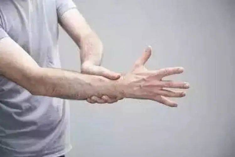 手抖手麻手发胀勿轻忽 可能是疾病的先兆_手指_症状_手感