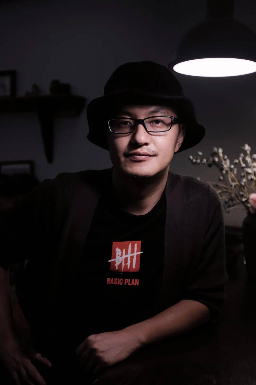 于四川美术学院,有12年的从业历史,曾获得过2015年西部之光餐饮类金奖