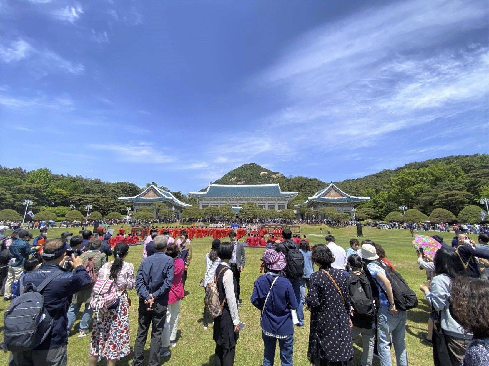 青瓦台第一期开放时间为10日至21日,首日参观时段为中午12时至晚8时