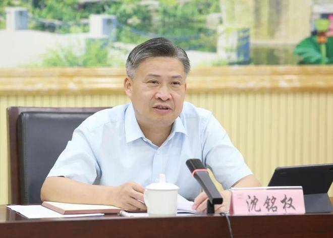 表彰大会上发言的全国优秀县委书记半年两度履新