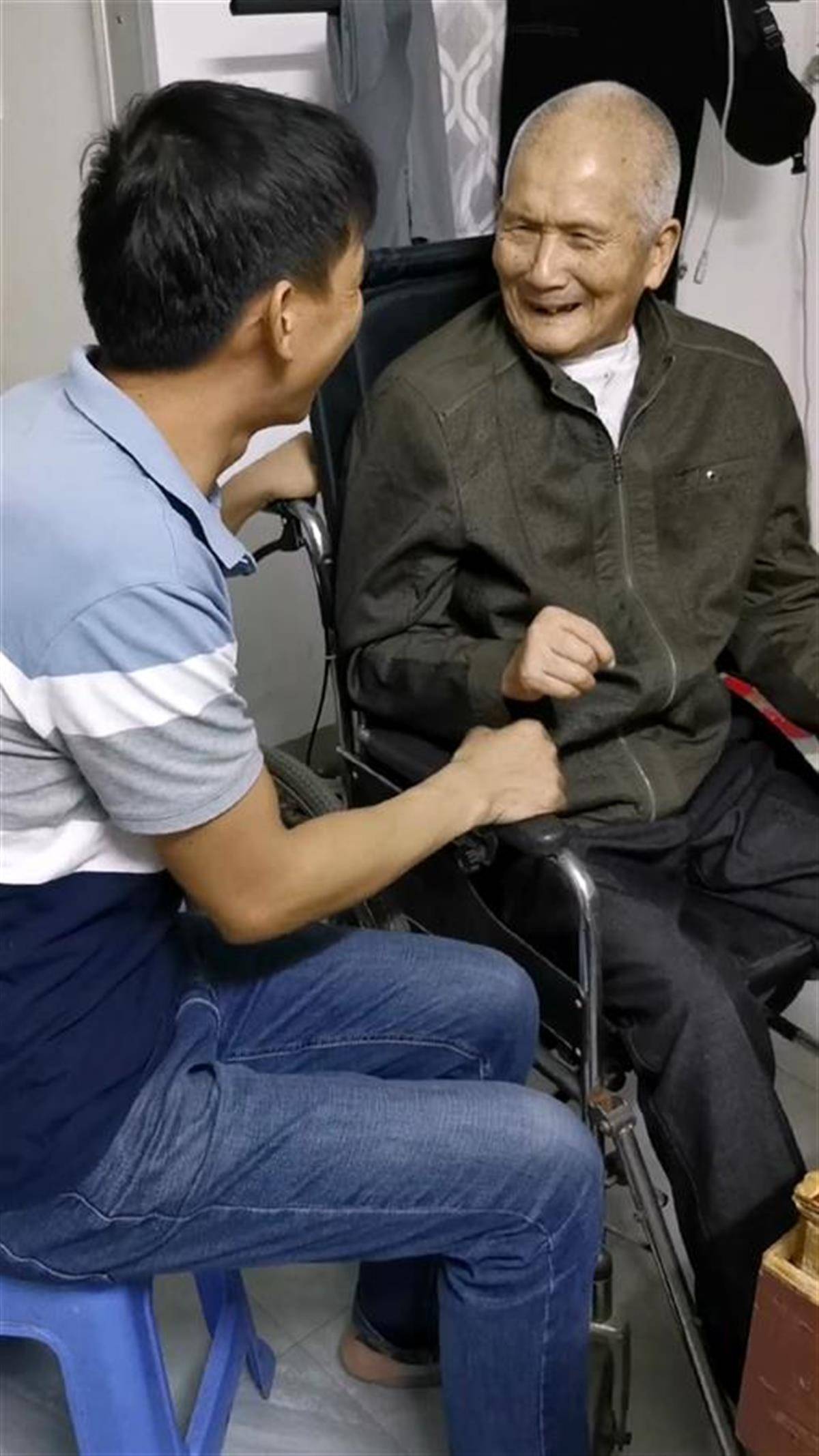 江西男子带84岁中风父亲打工6年,获1万元正能量奖励_陈庚生_新闻_特别奖