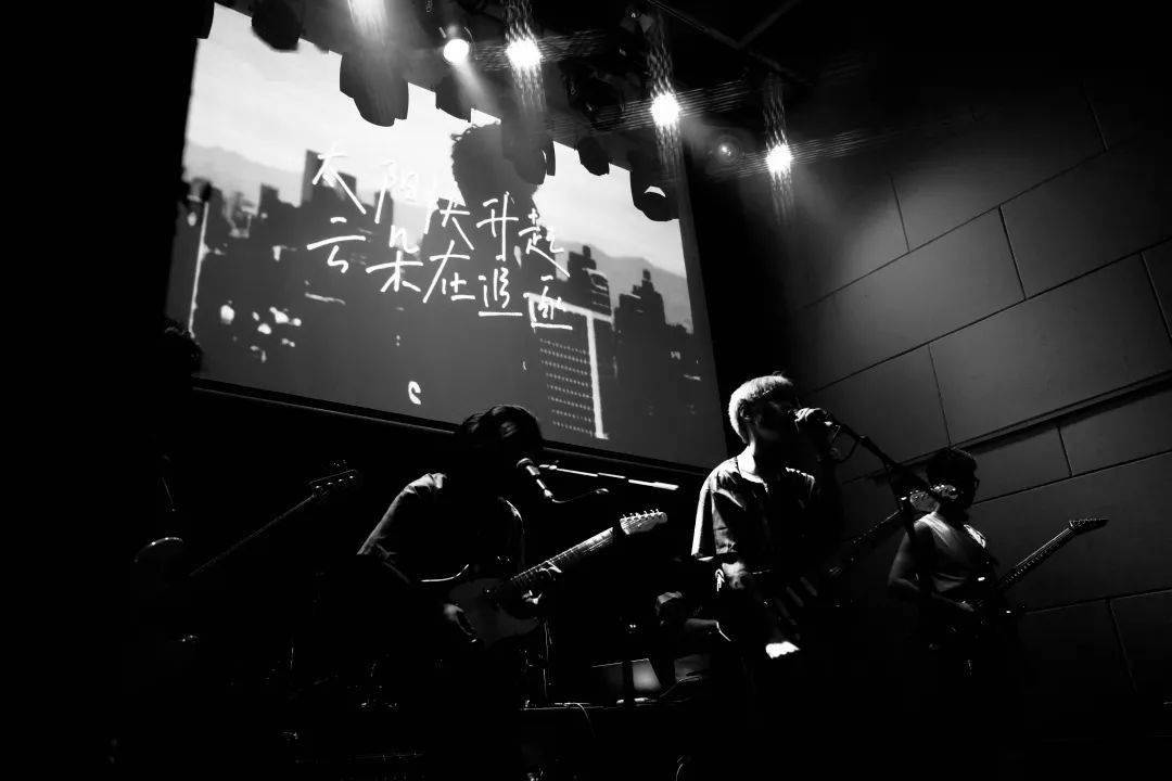 于是,「doublemirror双面镜」乐队名诞生了.