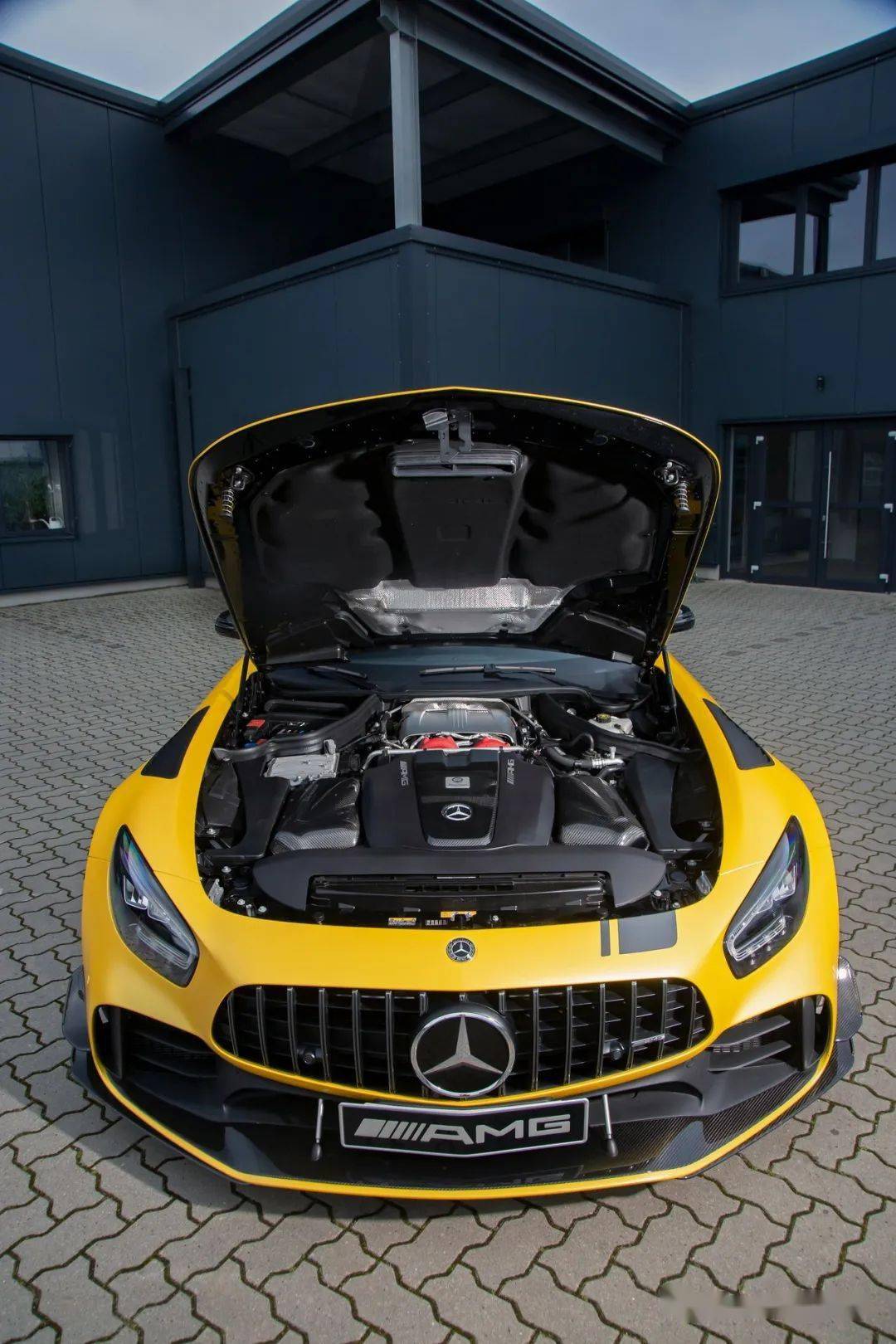 这款amg gt r的锻造轮辋也来自amg gt r pro搭载米其林pilot sport