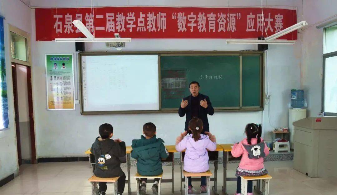 已在教学点任教30多年的邓国财,因为"不够专业,过去很少给孩子们教学