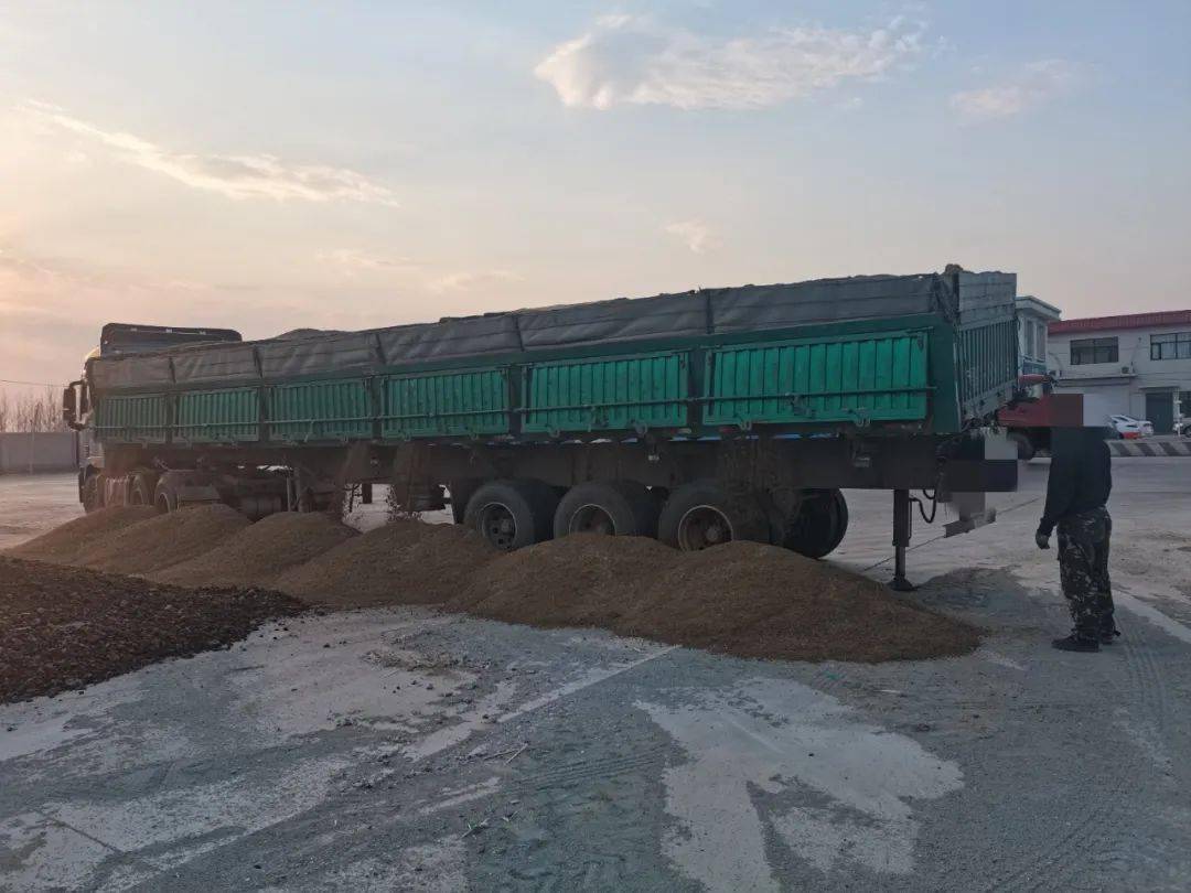 交警提示:货车,渣土车超载是严重交通违法行为,存在极大安全隐患,一旦