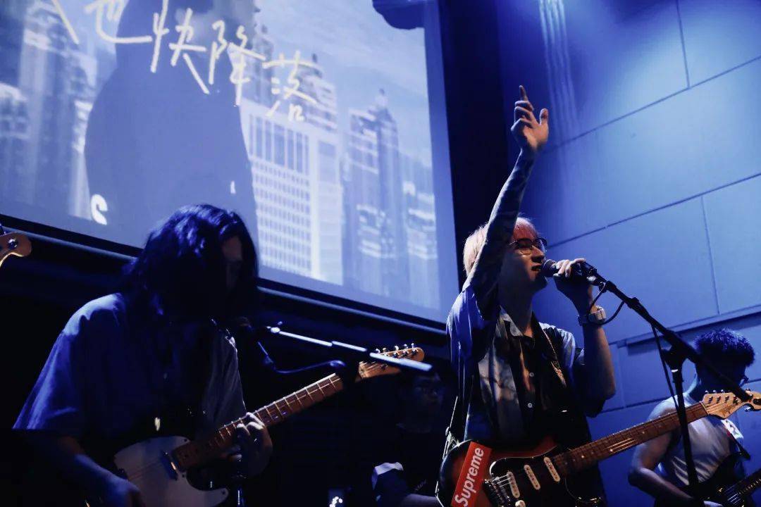 于是,2019年7月,双面镜乐队宣布解散.