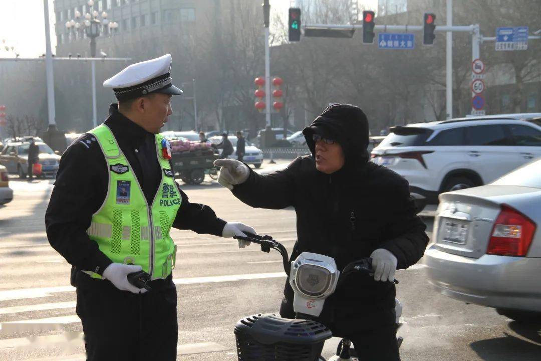 警心暖民心兩位老人遇困包頭交警是這樣做的