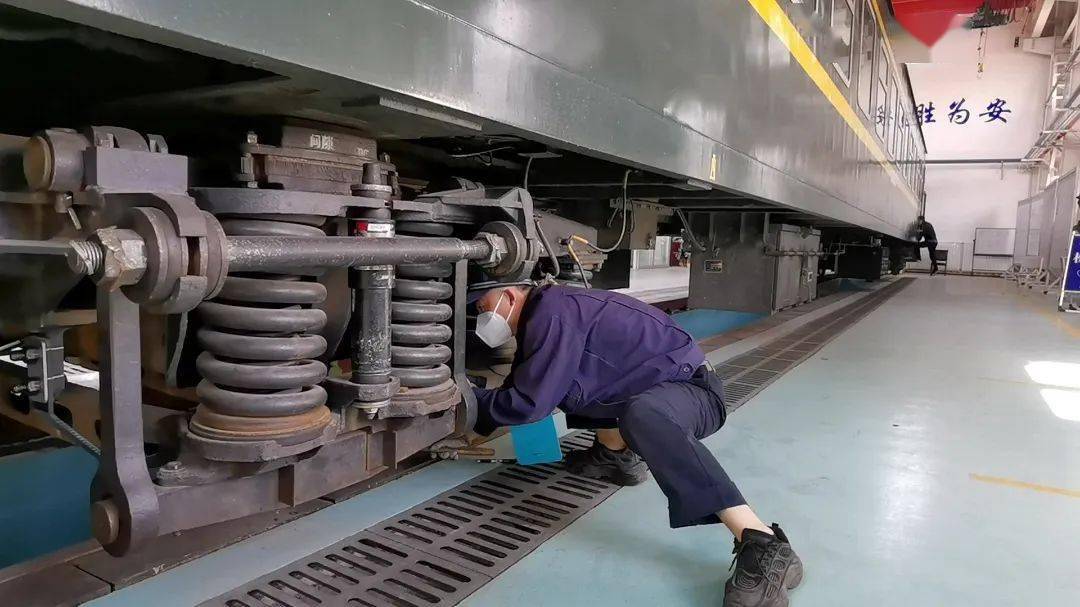 对抗赛圆满结束,参赛人员对209p型转向架单车检查,分解检查15号车钩