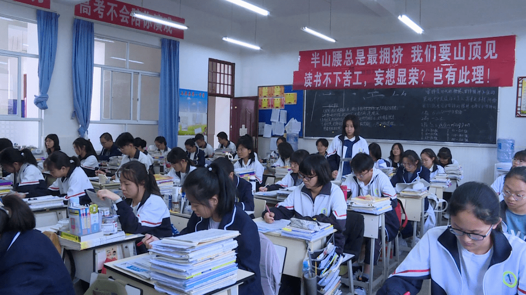 在石屏县一中,高三年级的教室里,老师正在讲解知识点,同学们一边听