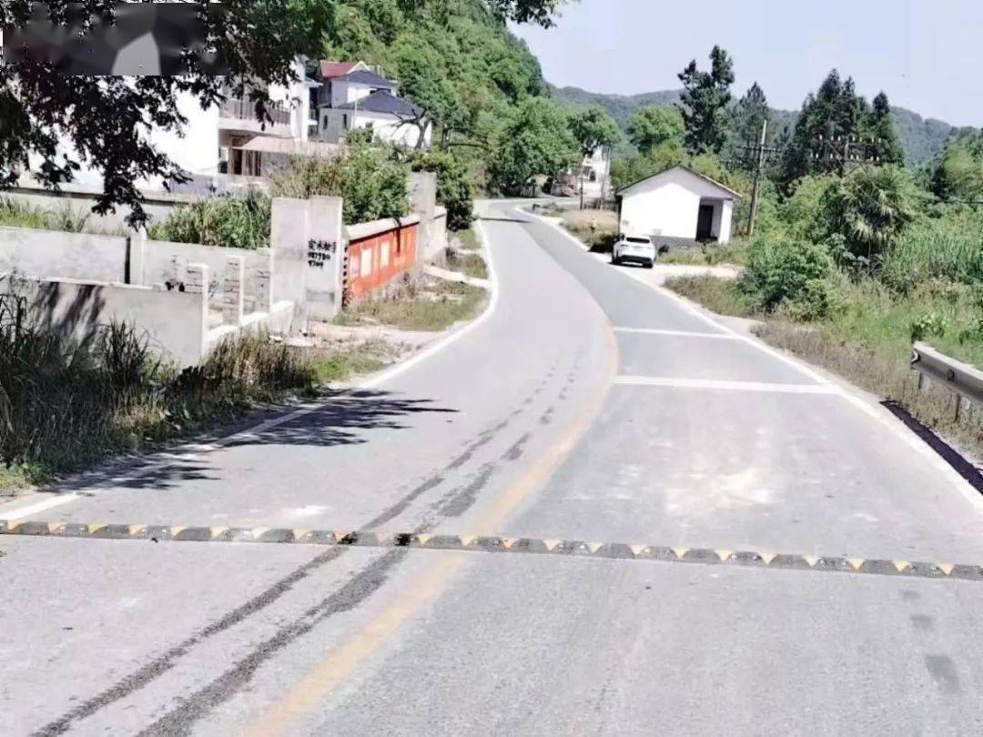 优化营商环境浮梁交警治理农村路口隐患