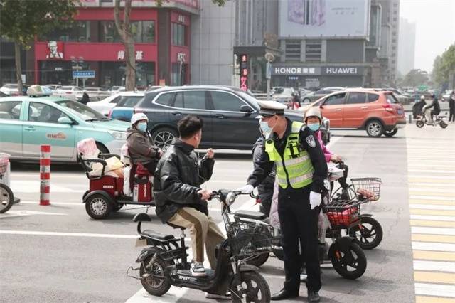 点赞！市区安全头盔佩戴率超90%，成街头最靓丽风景