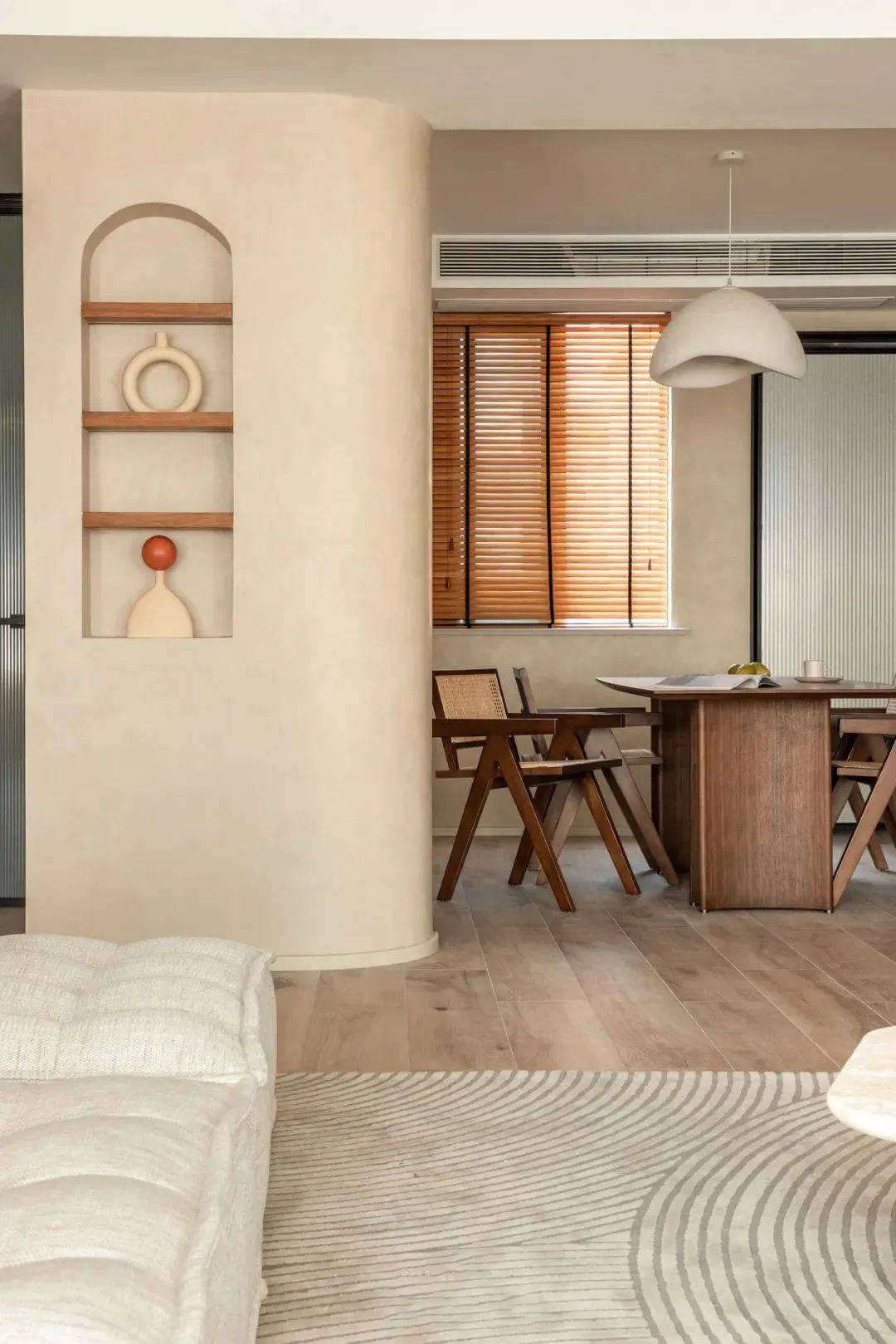 案例分享124㎡侘寂风原木背景墙惬意生活居室宁静