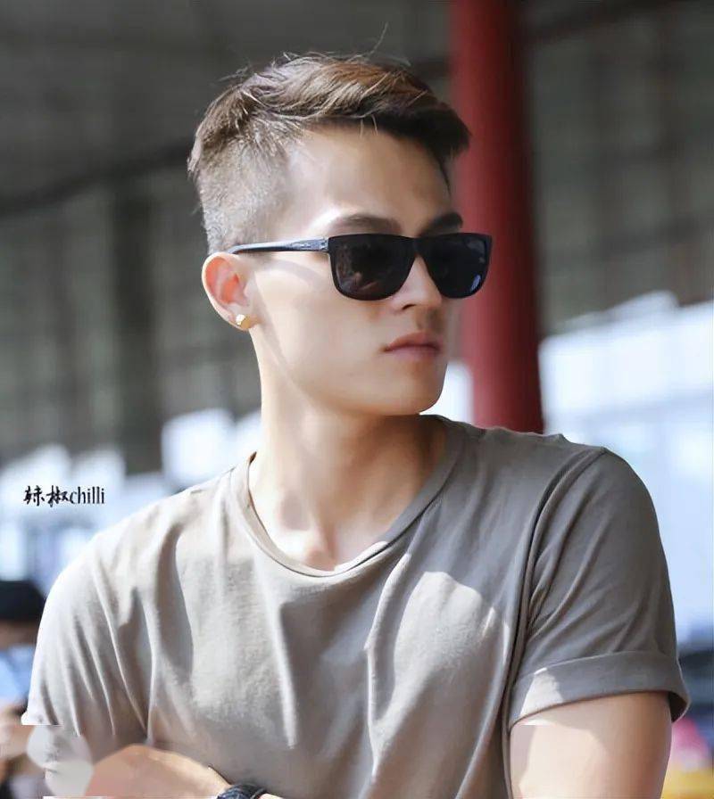 值得一提的是,欧豪在拍摄电影《左耳》期间与女星马思纯传出绯闻,后来