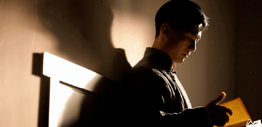 风骨傲然,不为外界纷扰所动,拥有着独立完整的精神世界的文人吴岭澜