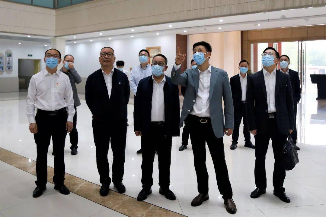 市政府副秘书长毛伍军,市教育局局长楼伟民陪同调研.