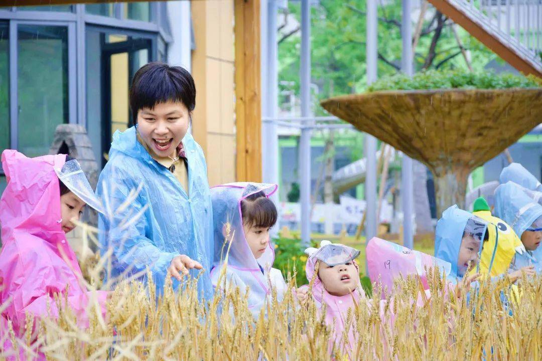 据悉,新丝路学校附属幼儿园又被称作"小玩国",孩子们在这里开展的食育