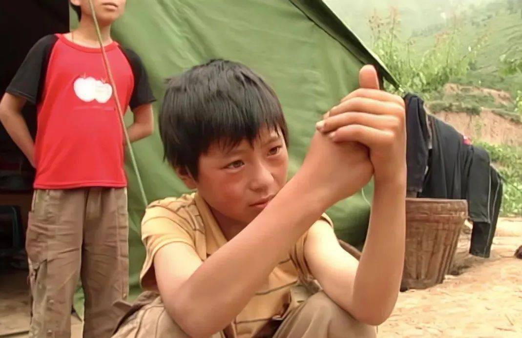 汶川地震14年后,那个小男孩终于红了_王光强_母亲_牛肉干