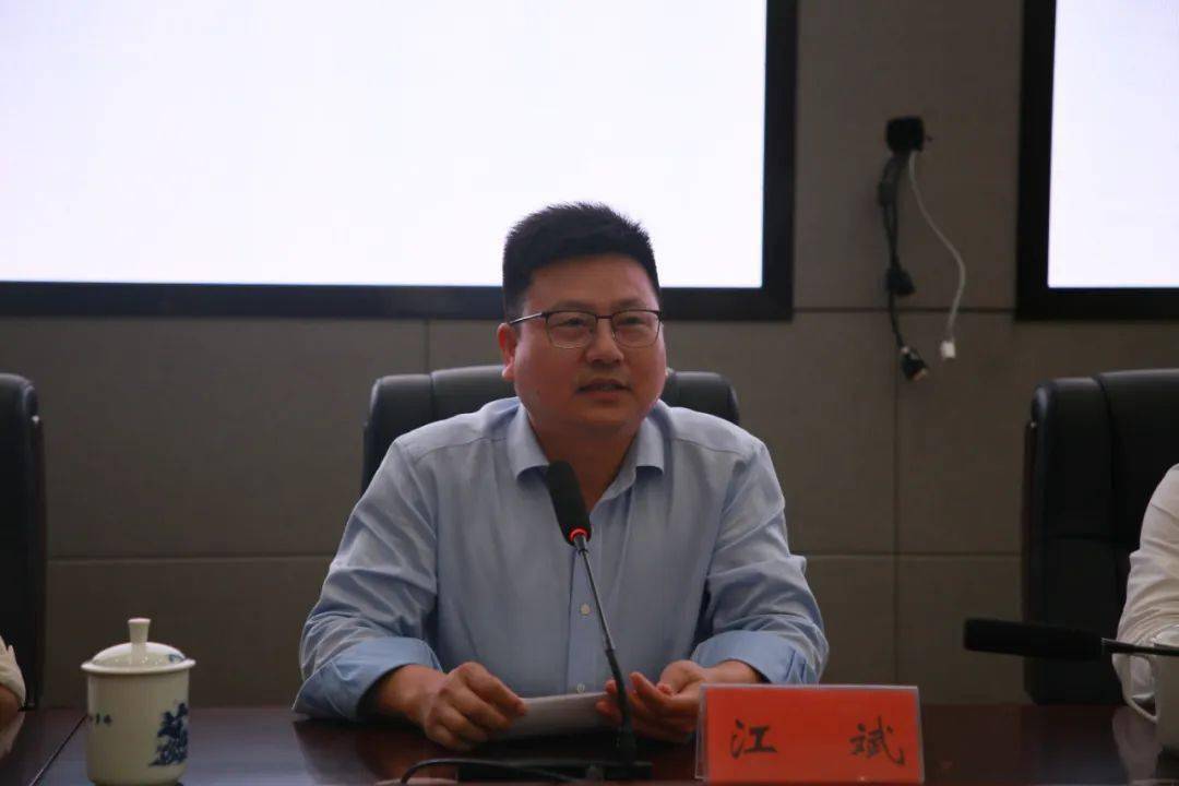 江斌为珠山区"古镇飞舞"红色文艺轻骑兵志愿服务队授旗.