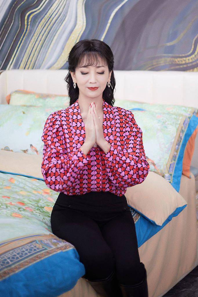 赵雅芝出席活动双手合十致意穿条纹衬衫气质优雅