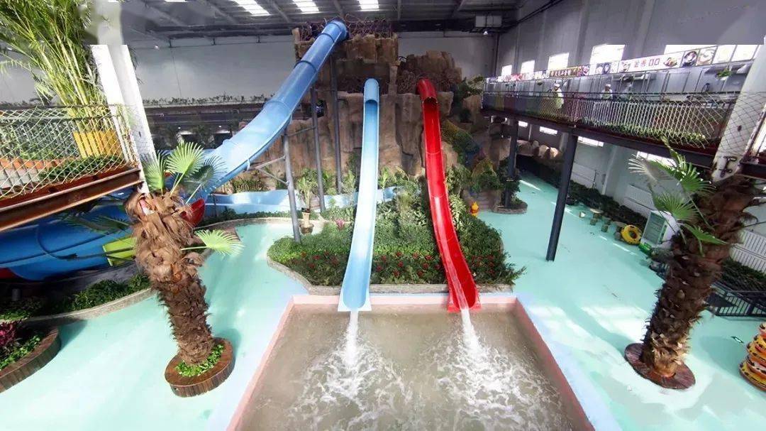 在北部园区,大型室内水上乐园内,40余项水上娱乐项目让你和家人乐享水