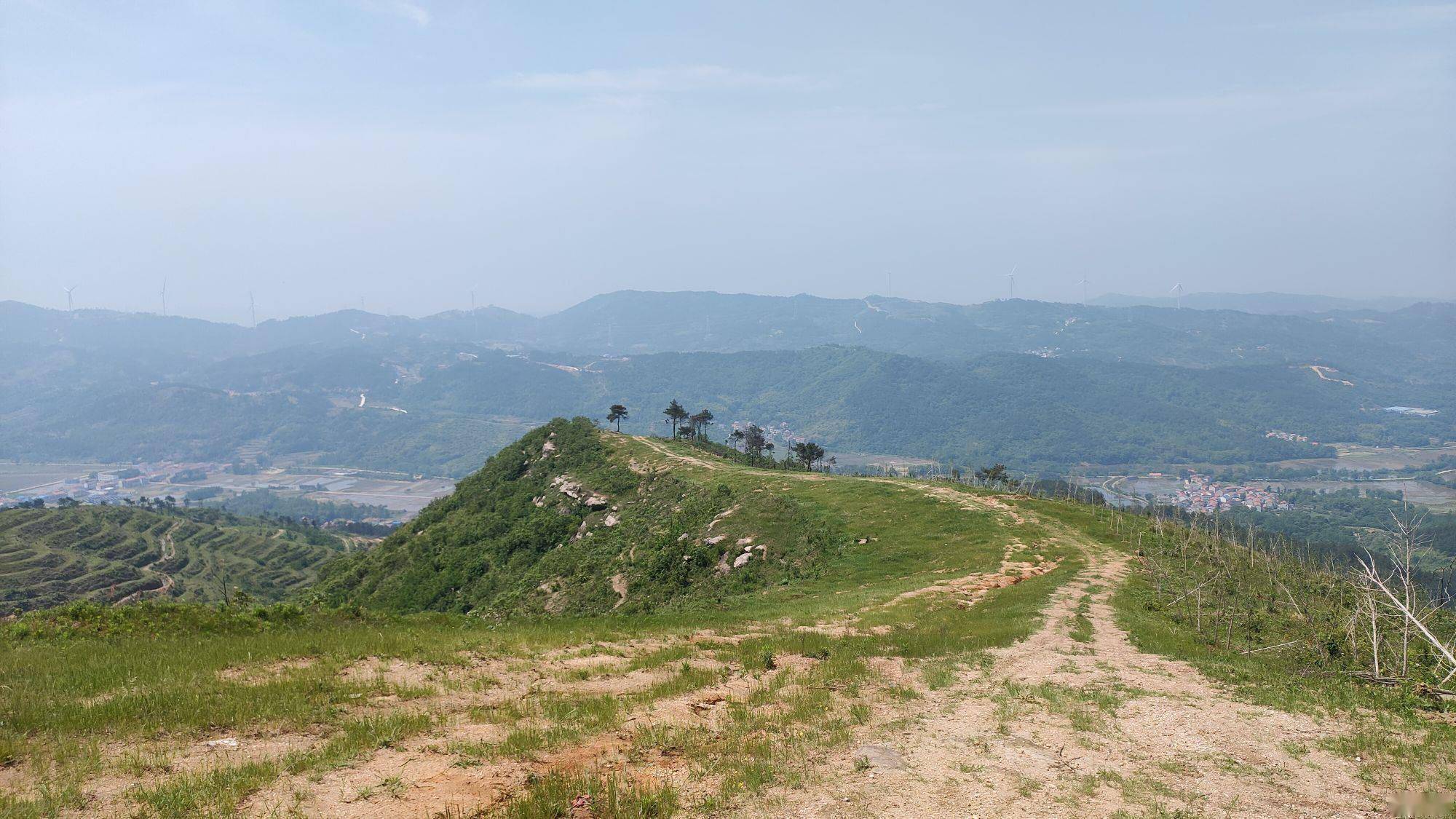 問津書院至道觀河這條紅色旅遊線上,紅色旅遊線是全瀝青鋪裝路面,沿途