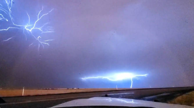 美国得克萨斯州一风暴追逐者拍到闪电劈开彩虹