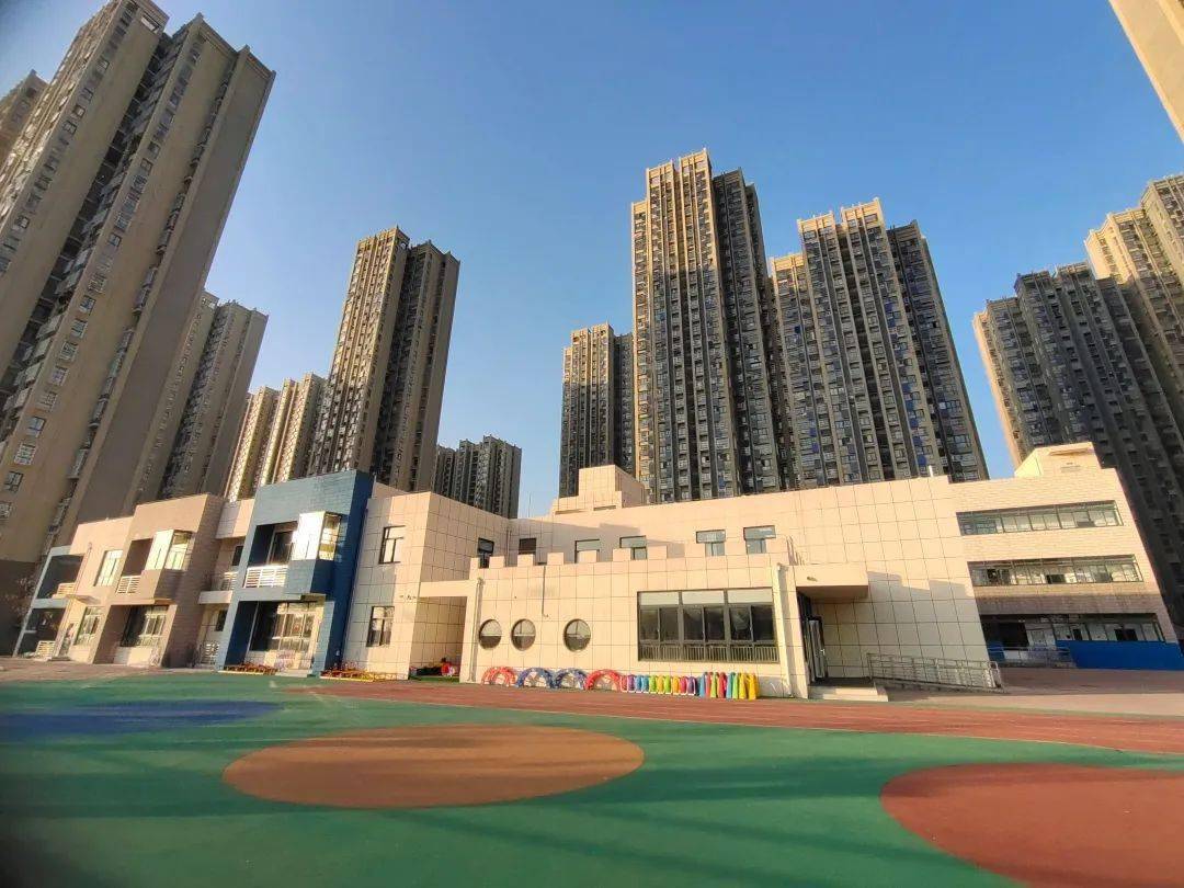 合肥市菊园幼儿园位于滨湖新区玉龙路与南宁路交口,是包河区直属公办