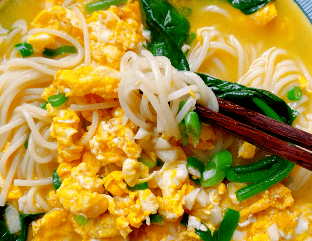 锅中放清水,水开放面条,放适量的盐,面条煮熟,放肉丝,青菜,放葱花即可