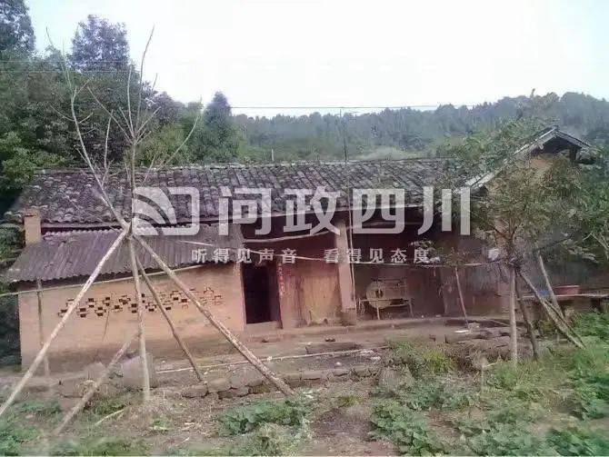 网友:"领导你好,简阳市踏水镇店子村一组土胚房年代久远,由于雨季来临