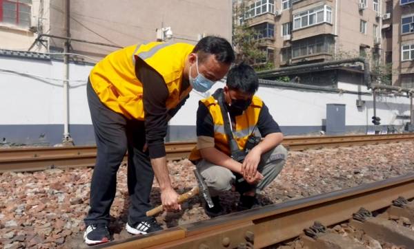 在把脉钢轨中诠释匠心访全国劳动模范中铁郑州桥工段钢轨探伤工徐鹏