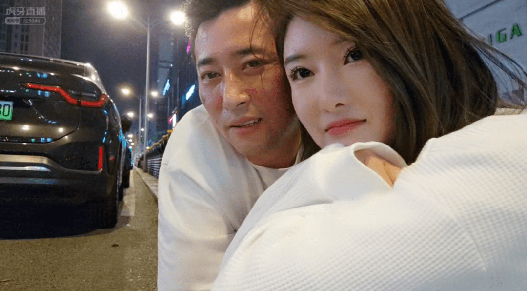 一月秀三次,钱小佳再度官宣停播,与阿涵度蜜月?_续约