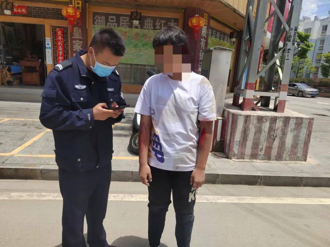 保山一小伙骑摩托车在路上练技术结果与小客车相撞连人带车重重砸向