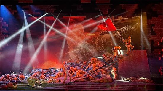 英雄如山英雄无悔济创红色题材话剧英雄山亮相舞台