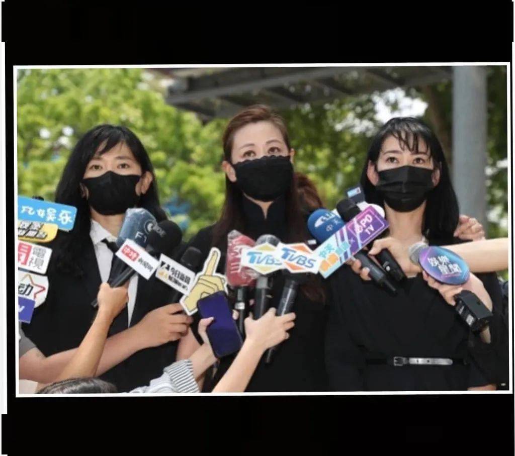 iiii王馨平是「独臂刀王」王羽的女儿,王羽有三个女儿,王馨平,王美怡