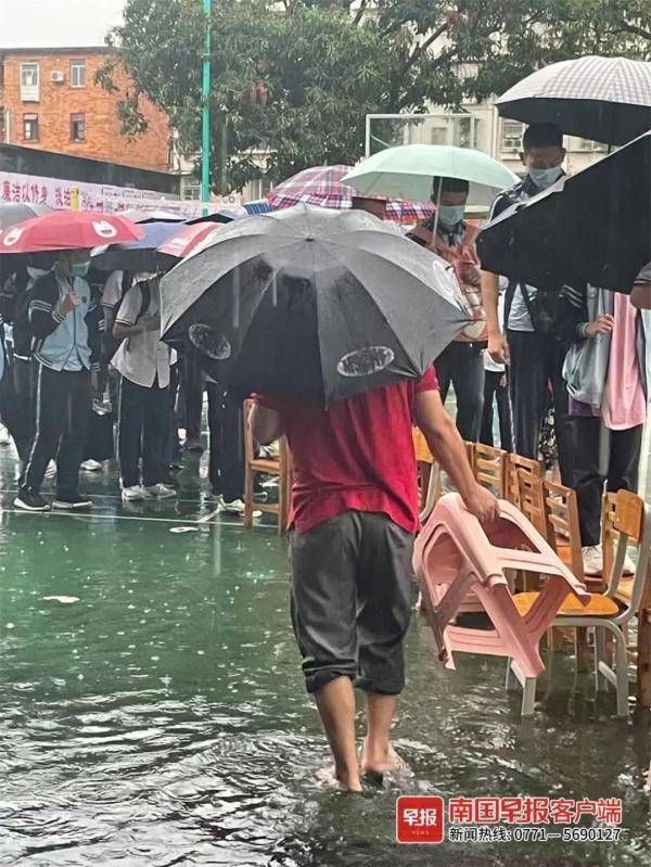 下雨天赤脚趟水图片