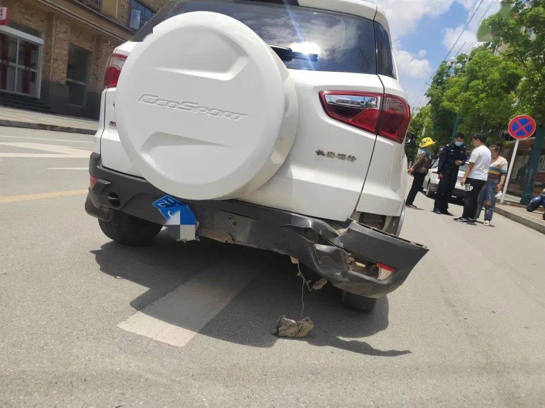 保山一小伙骑摩托车在路上练技术结果与小客车相撞连人带车重重砸向