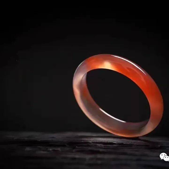 玉镯应该戴在哪只手？_左手_右手_传统
