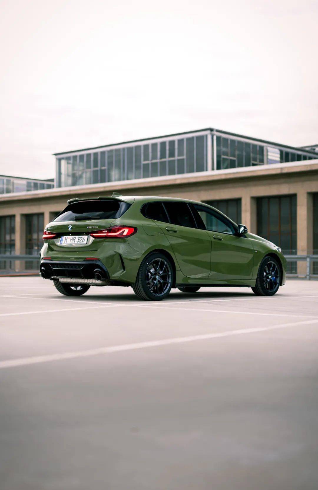 都市绿宝马m135i美图欣赏306匹小钢炮竖屏图