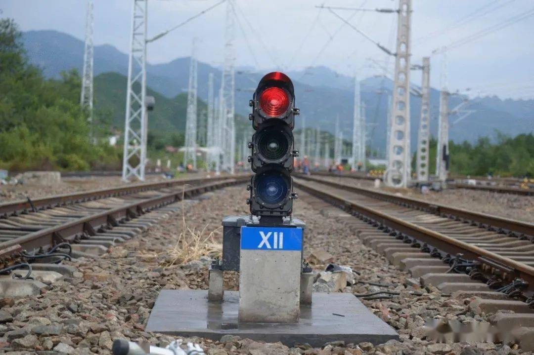 铁路信号设备用于向司机和调车人员发出指示和命令,包括视觉信号和