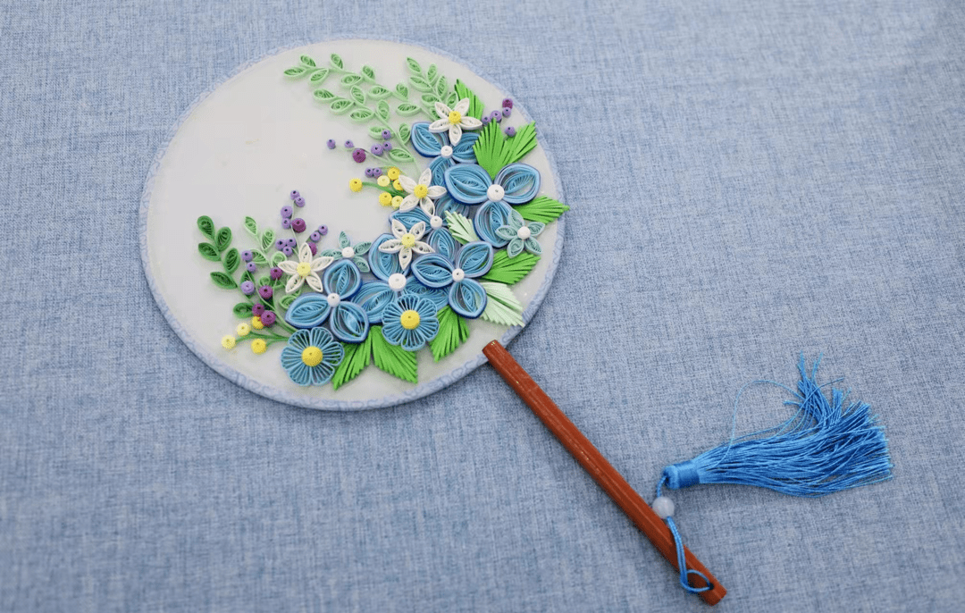 衍纸团扇欣赏:世界各国衍纸艺术家作品欣赏:衍纸:也称为卷纸,是纸艺的