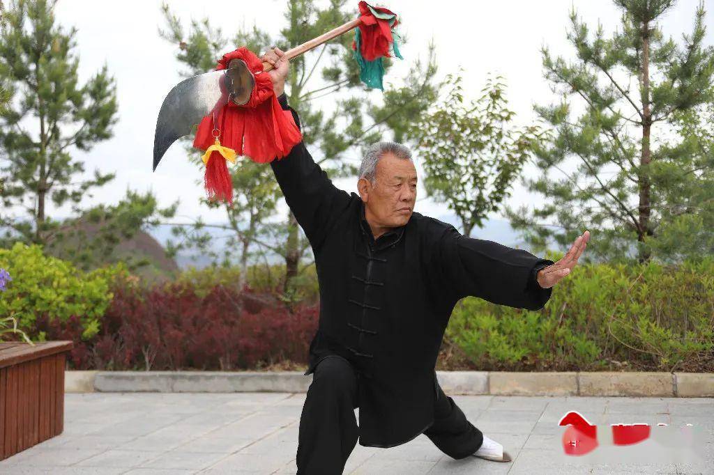 5月14日,武山县文化馆组织巾帼武术队走进国家3a级景区鲁班山举行武术