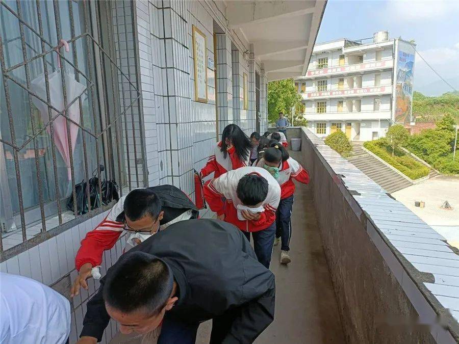 大竹县杨家中学开展防震减灾暨消防应急疏散演练活动_达州_教育_灭火