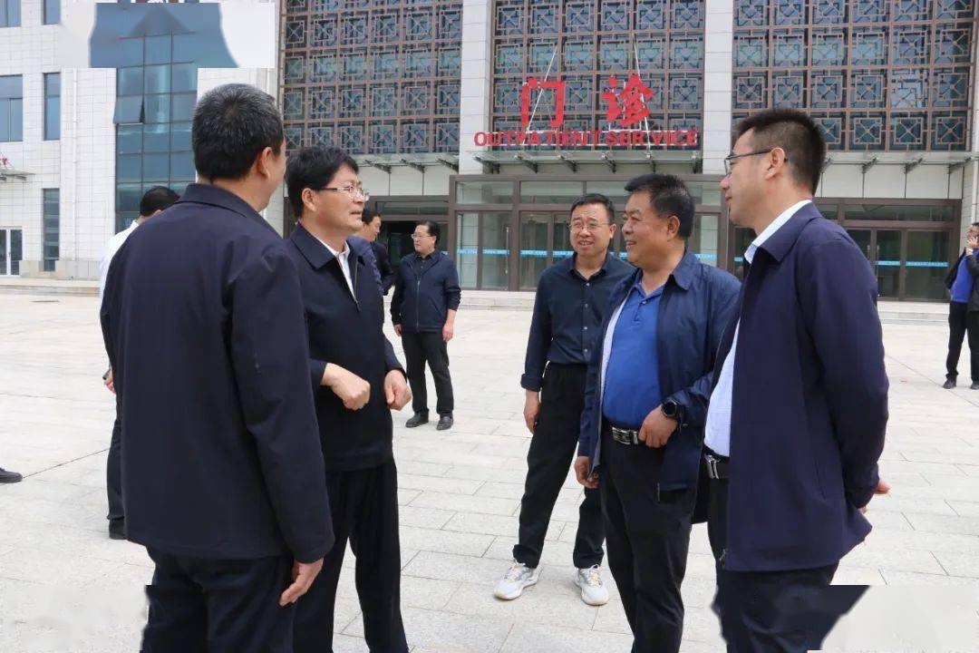 市人大常委会主任马琨,副主任赵小林,秘书长黄雪山一同调研.