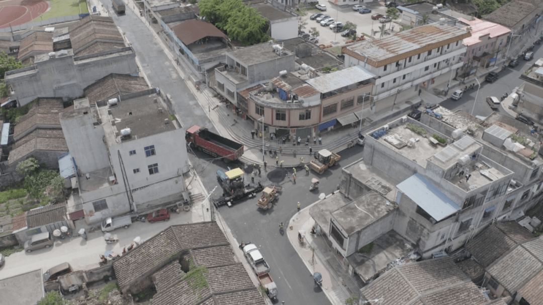 南坤:加快市政道路改造 提升民族风情小镇"品质"_建设_施工_屯昌县