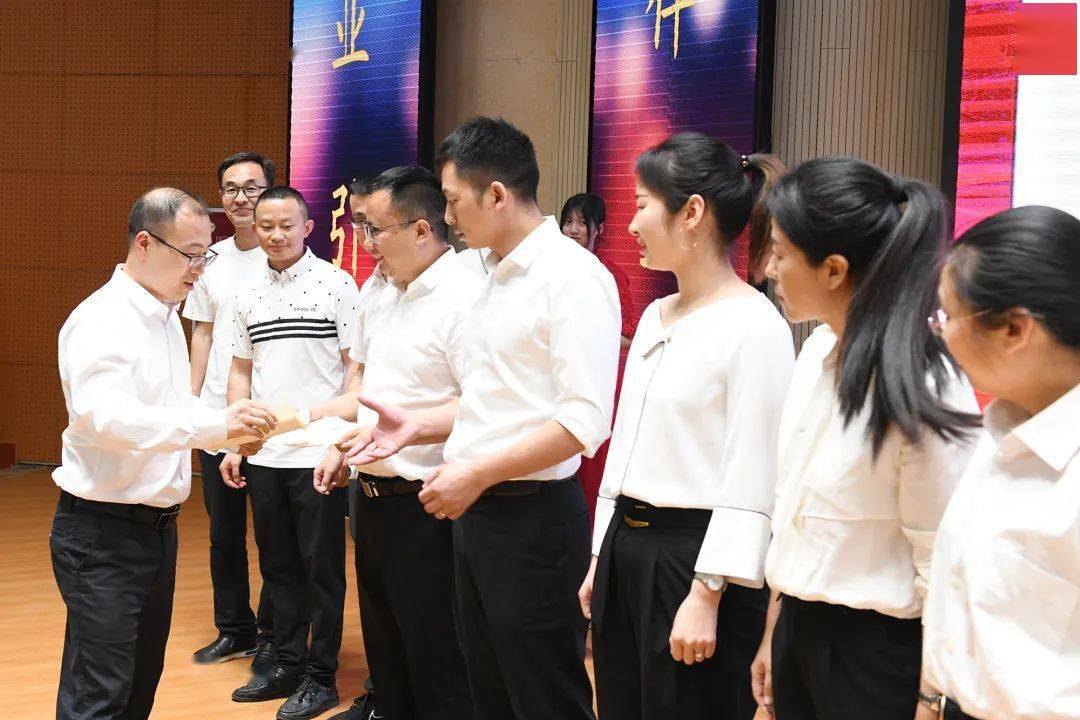 绵阳南山中学举行2022年名师工作室名班主任工作室授牌仪式