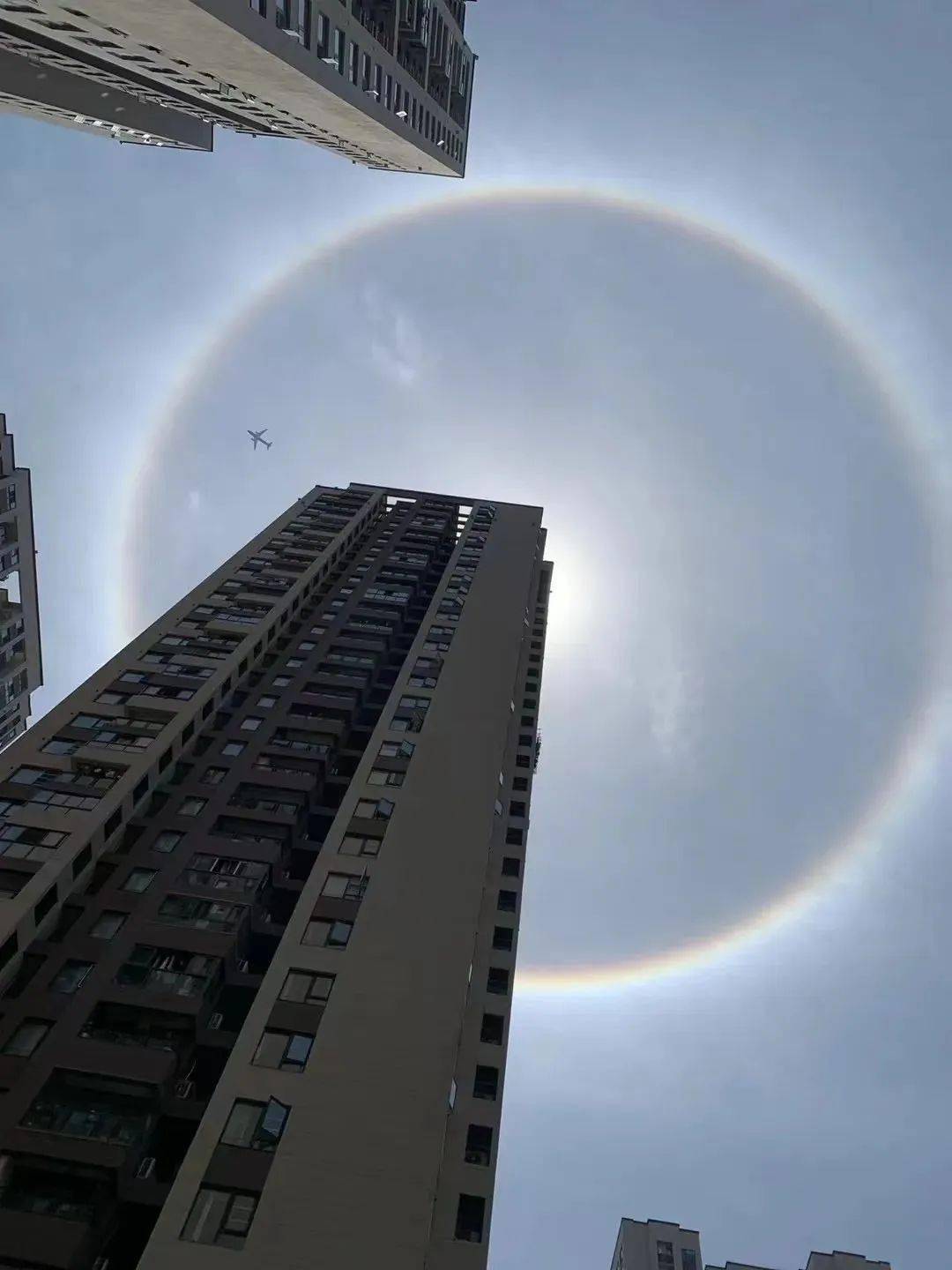 红色夜空神秘光圈它们出现都与气象有关?